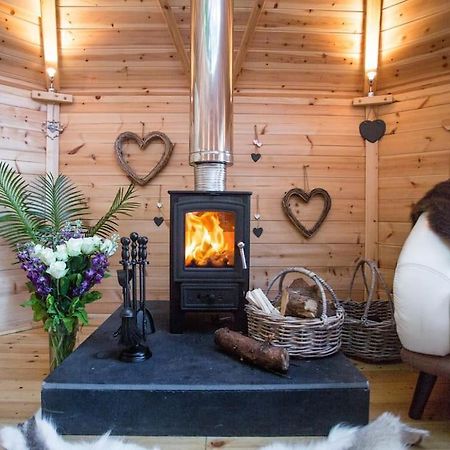 Romantic Treehouse With Hot Tub & Bbq Lodge Praze an Beeble Kültér fotó