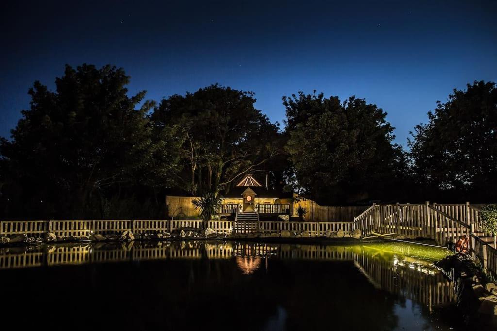Romantic Treehouse With Hot Tub & Bbq Lodge Praze an Beeble Kültér fotó