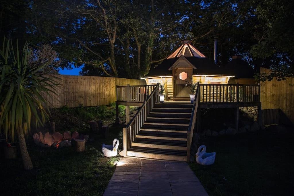 Romantic Treehouse With Hot Tub & Bbq Lodge Praze an Beeble Kültér fotó