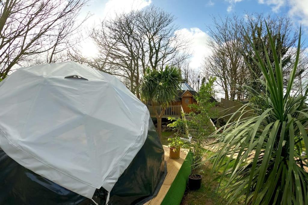 Romantic Treehouse With Hot Tub & Bbq Lodge Praze an Beeble Kültér fotó