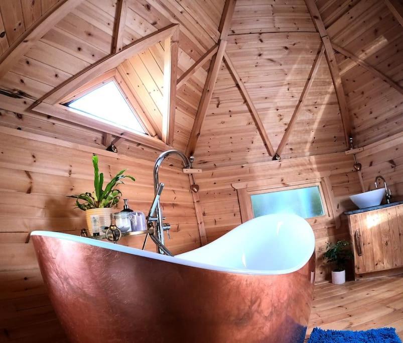 Romantic Treehouse With Hot Tub & Bbq Lodge Praze an Beeble Kültér fotó