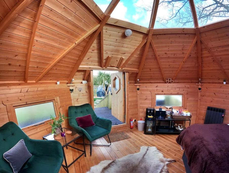 Romantic Treehouse With Hot Tub & Bbq Lodge Praze an Beeble Kültér fotó