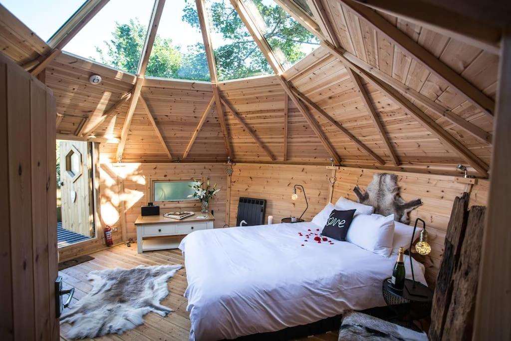Romantic Treehouse With Hot Tub & Bbq Lodge Praze an Beeble Kültér fotó