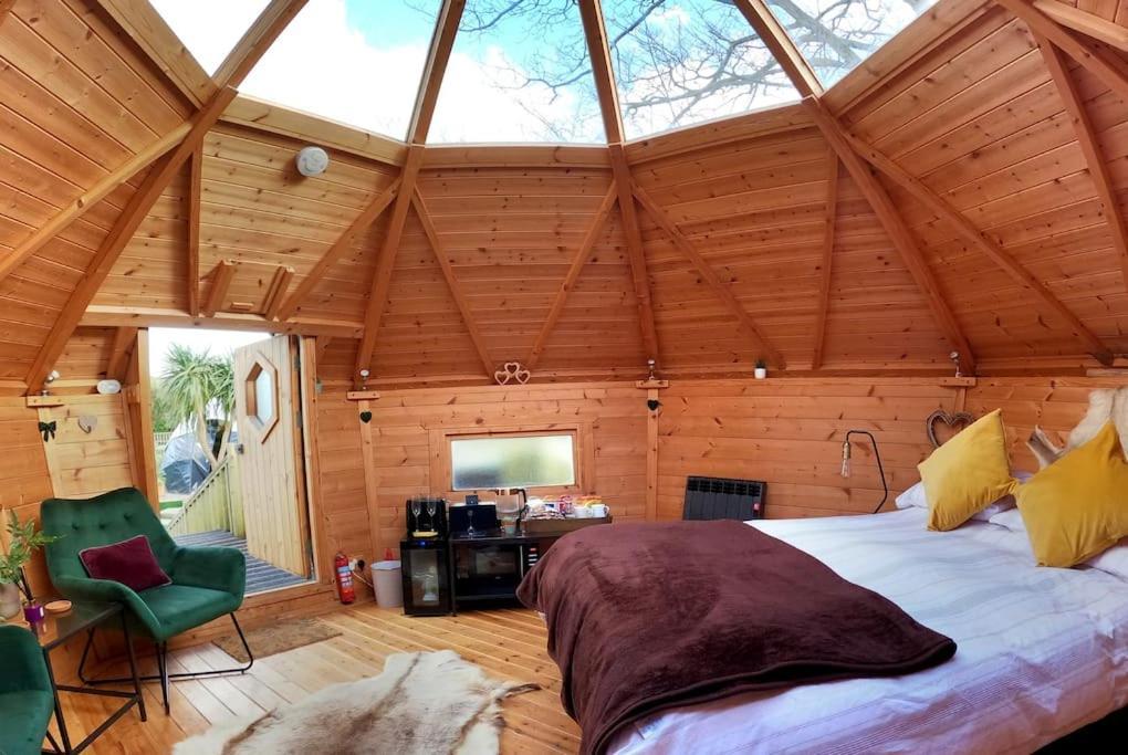 Romantic Treehouse With Hot Tub & Bbq Lodge Praze an Beeble Kültér fotó