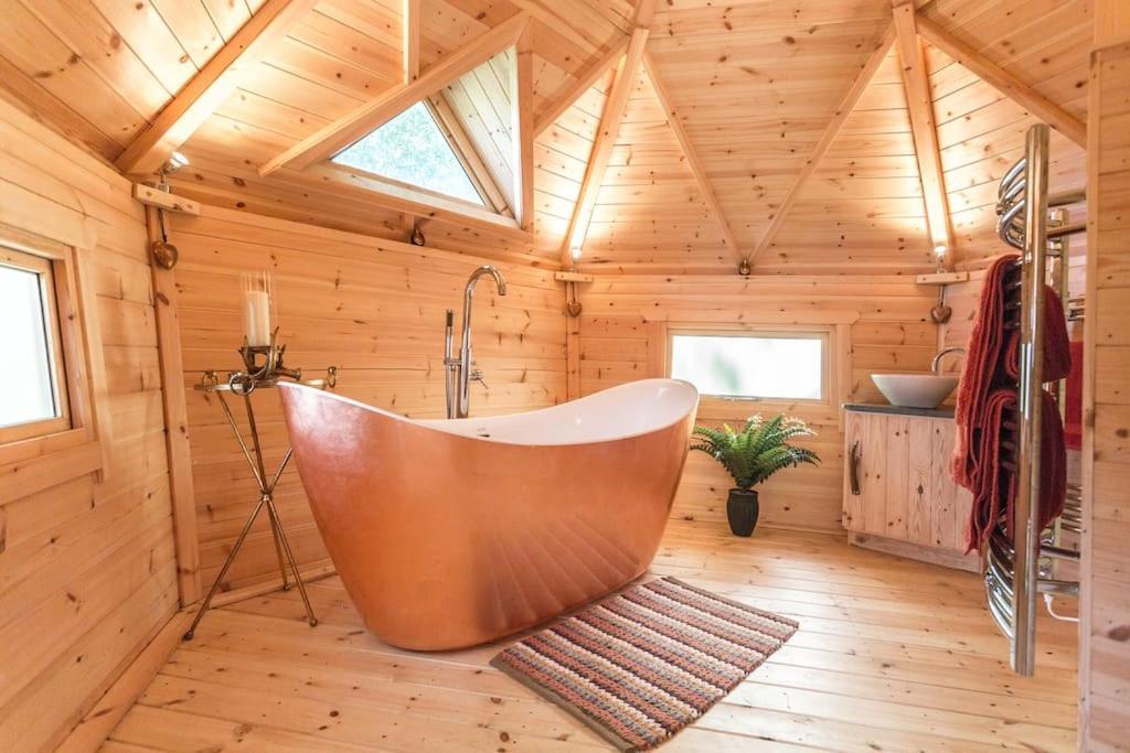 Romantic Treehouse With Hot Tub & Bbq Lodge Praze an Beeble Kültér fotó