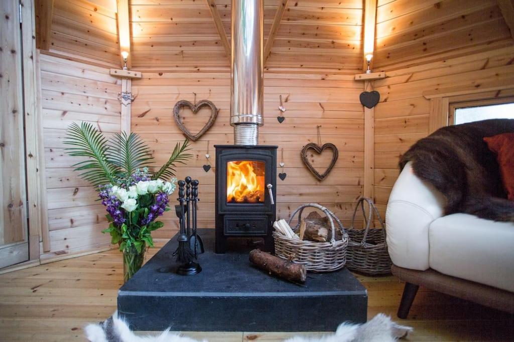 Romantic Treehouse With Hot Tub & Bbq Lodge Praze an Beeble Kültér fotó